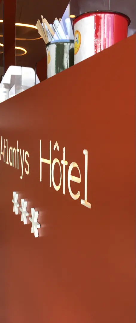 amenagement-hotel création d'un comptoir d'accueil d'entreprise d'un hôtel